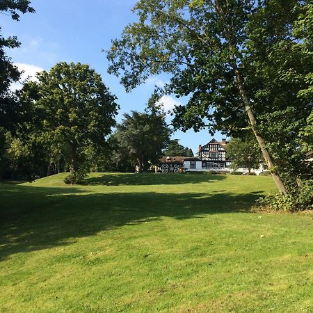 The Manor Elstree Hotel Exterior photo