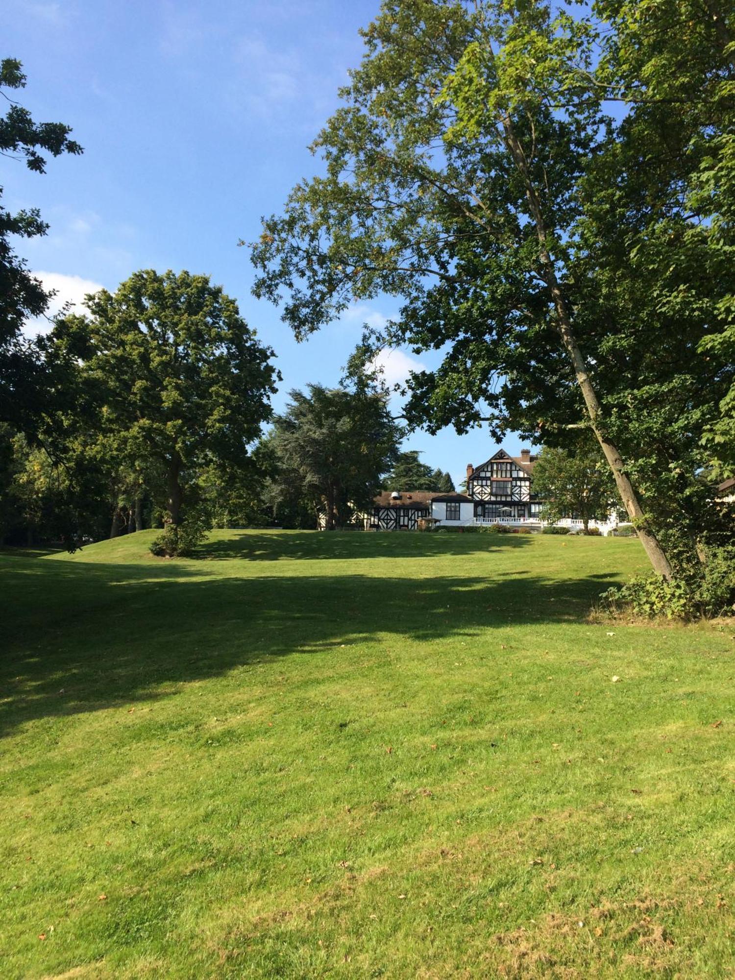 The Manor Elstree Hotel Exterior photo